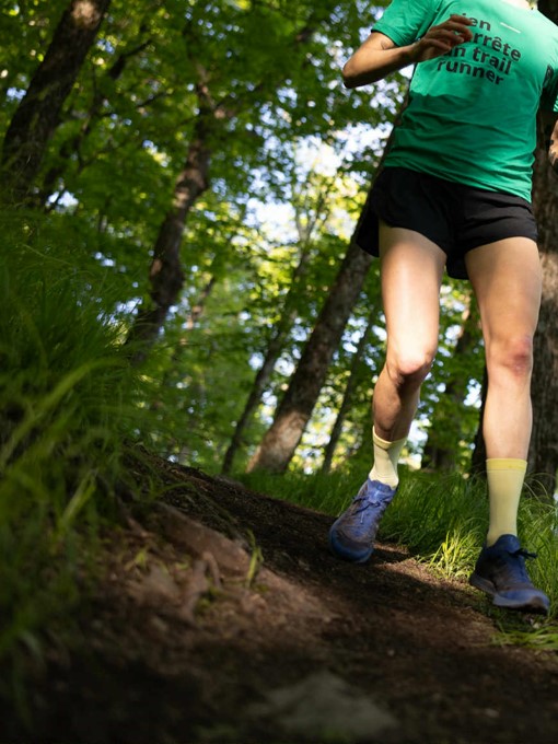 une fille qui court en trail